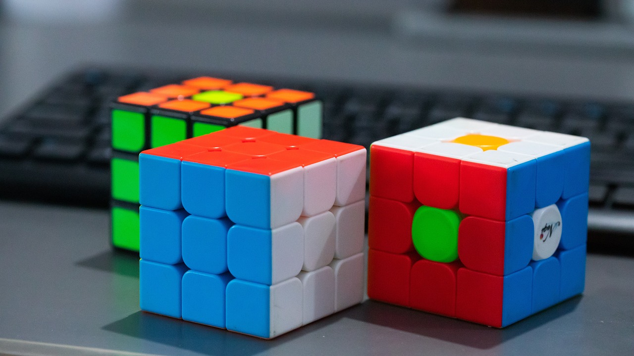En Enkel Guide för att Lösa Rubiks Kuber